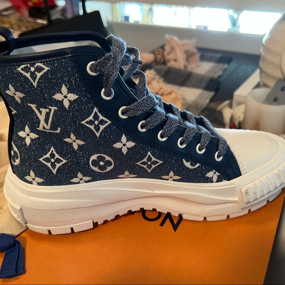 Louis Vuitton women’s shoe - Picture 2 of 4